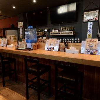 目の前で料理している風景を楽しめるカウンター席をご用意しています。食事が一層特別なものになります。おひとり様も大歓迎ですので、お気軽にお越しください。自分だけの時間を楽しみながら、こだわりの料理を味わってみませんか？心温まるひと時をお約束します。