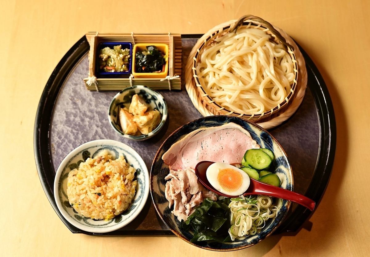昼から大満足！こだわり沖縄日本蕎麦と絶品おかずを堪能！