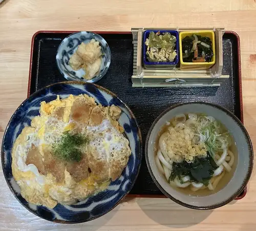 午餐：猪里脊肉排和鸡蛋饭