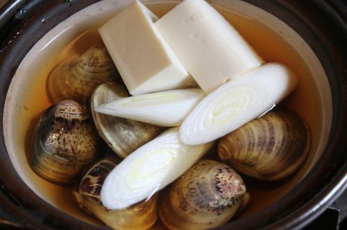 Hamaguri hot pot (6 clams, tofu, green onion)