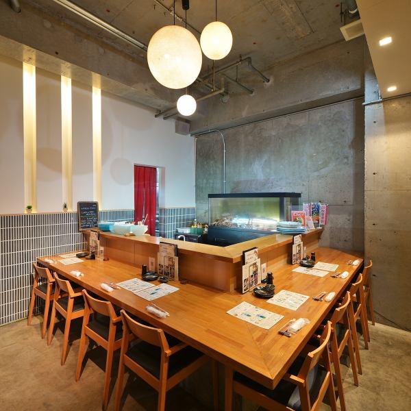 調理をお楽しみ頂けるカウンター席！店内は落ち着いた雰囲気となっております。ごゆっくりとおくつろぎいただけるテーブル席もご用意しておりますので、ご家族やご友人とのお食事から、会社の飲み会やご宴会等、様々なシーンにぜひご利用ください！