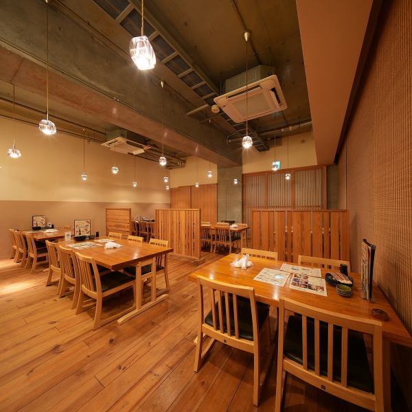 明るく落ち着いた雰囲気の店内でくつろぎのひとときを。店内は木目調のインテリアで統一された、『木』のぬくもり溢れる落ち着いた雰囲気となっております。少人数様向けの個室は気の知れた仲間との飲み会,外せない接待など幅広いシーンにご利用頂けます。