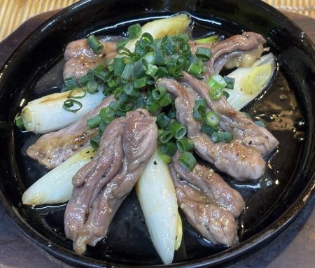 鶏のせせりネギ塩炒め
