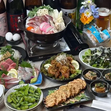 If you're unsure what to choose, go for this!! Seafood hot pot with meat and yellowtail, plus a 3-item sashimi platter! A satisfying 9-course meal.[2-hour all-you-can-drink included for 4500 yen (tax included)!!]