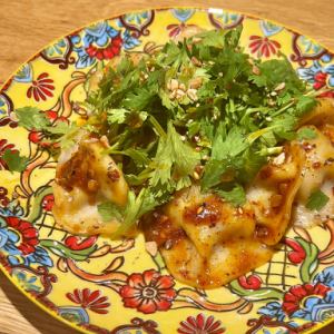 매운 팩치 물 만두