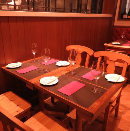 ウッド調の可愛いテーブル席がメイン♪店内には、特注の鉄板を備えたオープンキッチンもあり「ライヴ感」を楽しみながら、さらにお料理を美味しく味わえること間違いなしです！