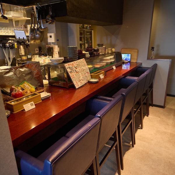 【デートやサク飲みにも♪】カウンター席はライブ感溢れる感じで目でもお楽しみいただけます！　【梅田 大阪駅 焼き鳥 海鮮 居酒屋 誕生日北新地 少人数貸切 2次会 深夜 肉 西梅田 東梅田】 