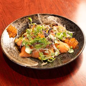 ノルウェーのめちゃくちゃ脂のったとろサーモンのカルパッチョ