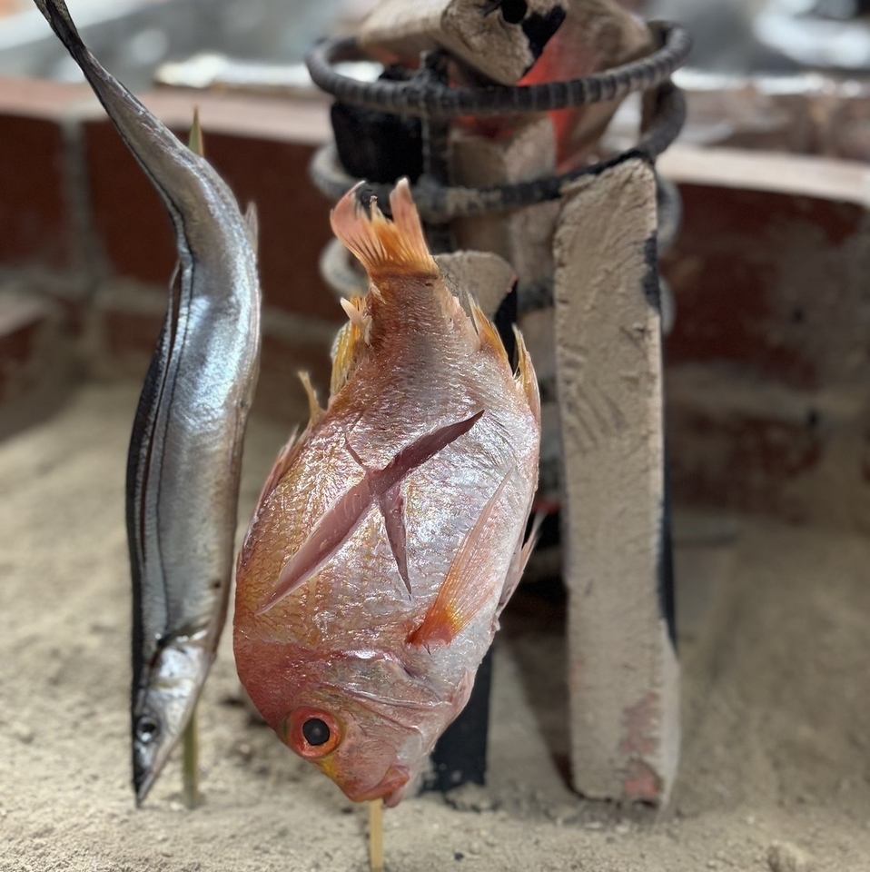 食材の旨味を引き出す炉端焼き料理もご用意しております。