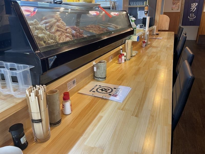 炉端が見えるカウンター。新鮮な素材を活かした調理法でご提供させていただきます。