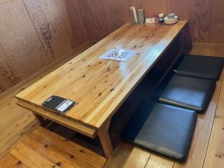 还有一个可容纳六人的下沉式暖桌。