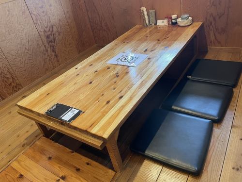 还有一个可容纳六人的下沉式暖桌。