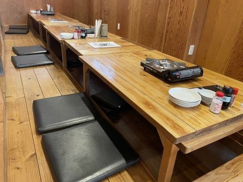 下沉式暖桌基本上可以坐四个人，但也可以连在一起。