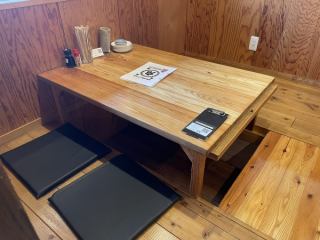 下沉式暖桌最多可容纳四人舒适就座。