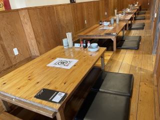 下沉式暖桌最多可容纳约 30 人。