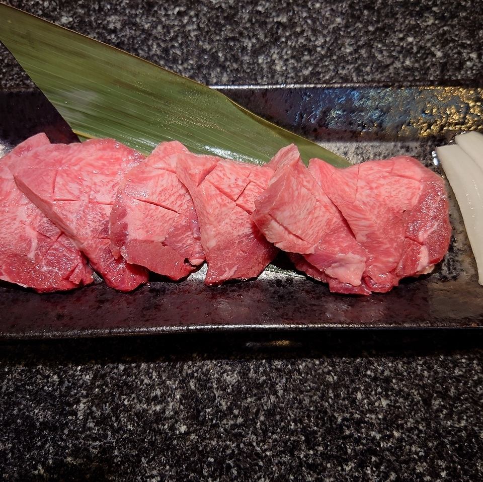 贅沢な厚切り牛タンや七輪焼きで味わうホルモンをご堪能ください