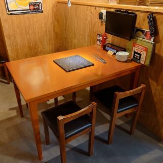 4名様用のテーブル席は普段のお食事や女子会にも◎ご家族でのお食事にも！