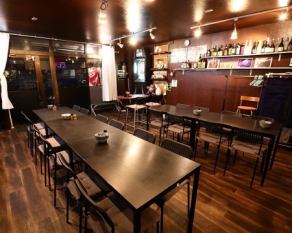 The spacious space has five tables that seat four people.The layout allows you to enjoy meals and conversation in a relaxed atmosphere, making it suitable for a wide range of occasions, from dining with family and friends to small drinking parties.