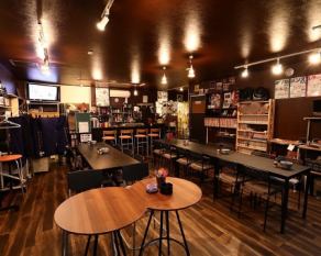 There are five tables for four people, where you can relax in a calm atmosphere.It's the perfect space for intimate conversation or a small, intimate meal.