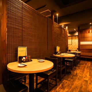 The two-seater table seats are perfect for couples on an izakaya date, or for drinking with close friends. By sitting facing each other, you can see each other's face and hear each other's voices more easily, allowing you to enjoy the conversation more than usual.Enjoy a delicious meal and a special moment for the two of you.