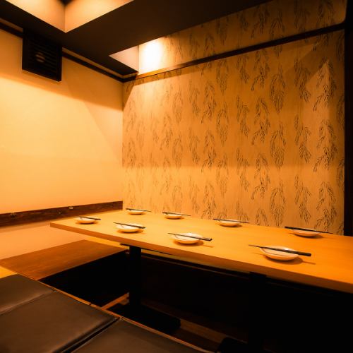 The sunken kotatsu seats can accommodate up to eight people and are comfortable to sit in. You can sit with your feet up and relax as you please.The table can seat eight, making it ideal for various medium-sized parties. It's a seating area where you can relax and enjoy a drinking party.