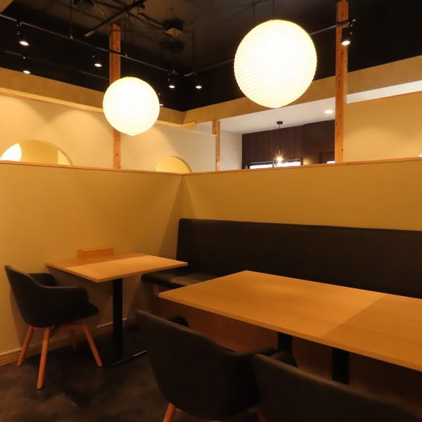 【◆◇非日常を彩る洗練された空間◇◆】店内は間接照明がほのかにきらめく、シックで洗練された空間が広がっています！「非日常」の雰囲気と空間で味わうハンバーグやお酒は絶品♪最大27名様での貸切など大人数でのご利用も承りますので、お電話またはリクエスト予約にてお気軽にご相談ください◎