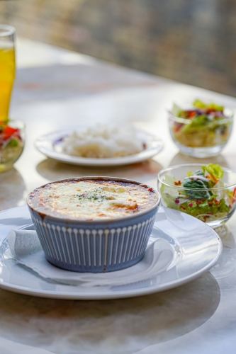 ヨーロッパの路地にあるレストランのようなカフェ