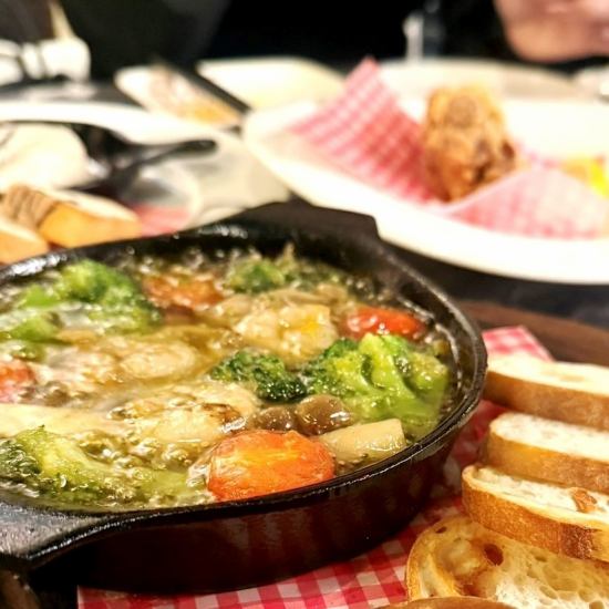 美術館の中にいるかのような、絵に囲まれながら、ラグジュアリーな至福のひと時を。