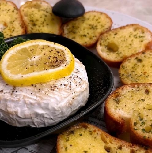 【ワインとの相性も抜群♪】熱々カマンベールのオーブン焼き　香ばしバケット添え