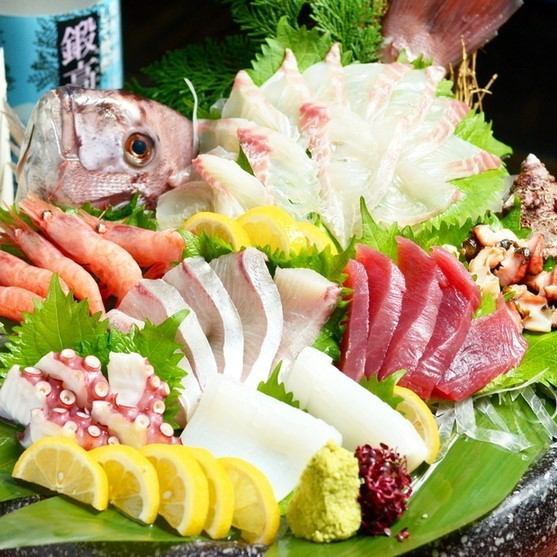 A popular izakaya where you can enjoy fresh seasonal fish and live fish from the store's fish tank!