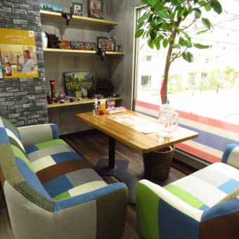 For sofa seats, we have 2 tables for 4 people.You can enjoy your meal while relaxing and relaxing ♪