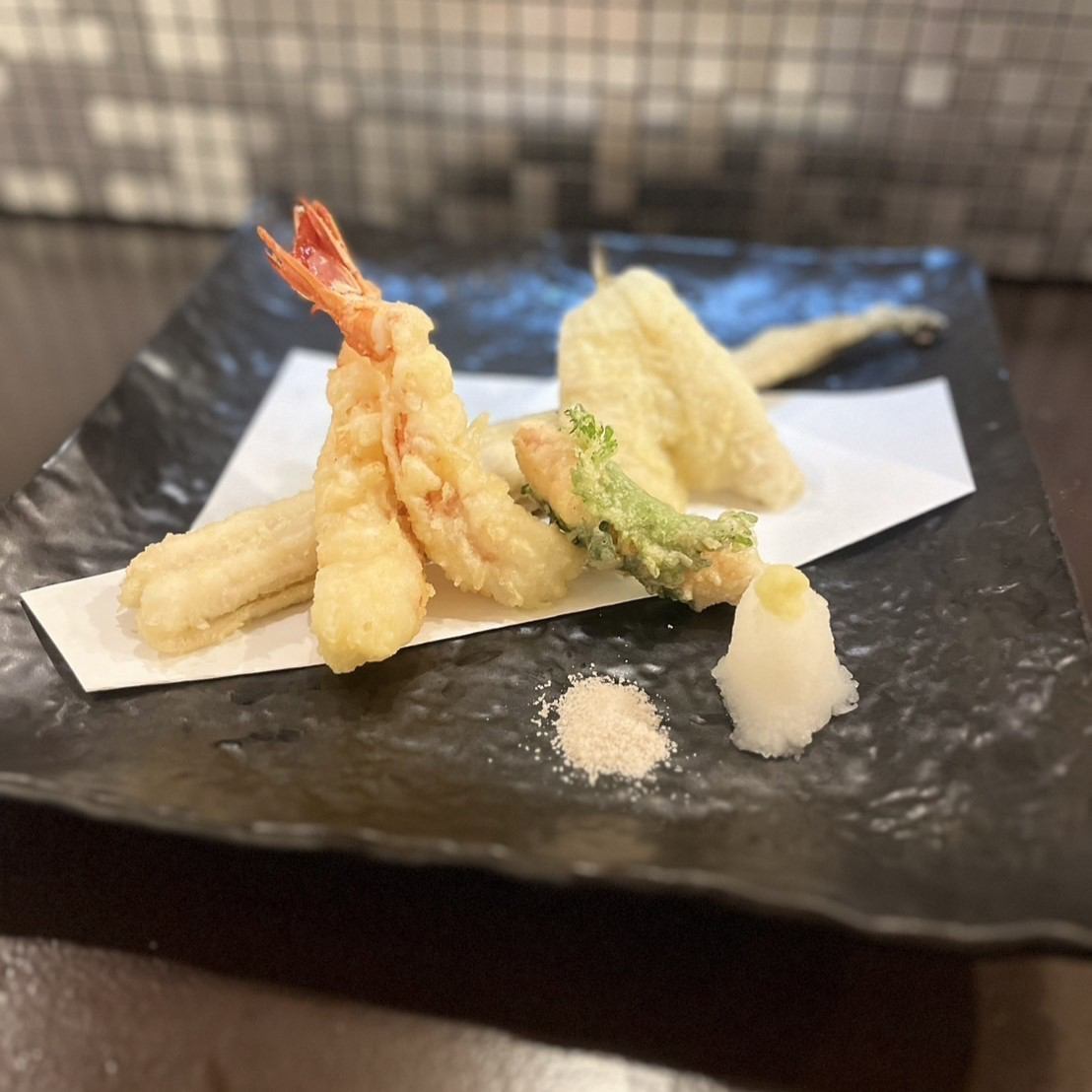 We purchase fresh seafood from nearby ports.Delicious crispy tempura