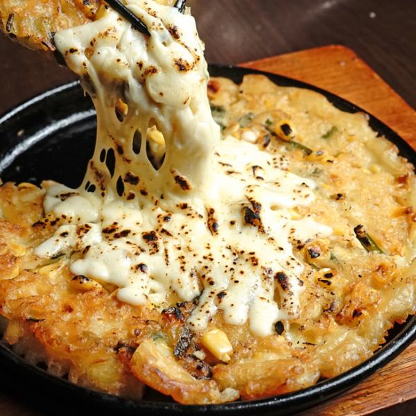 A wide variety of side dishes such as pancakes, tteokbokki, japchae, etc.