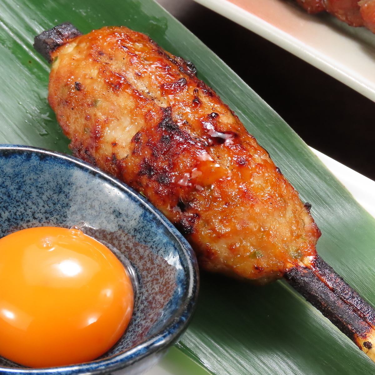 備長炭で焼き上げるこだわりの串焼きと、日本酒をはじめとしたお酒の数々を堪能…