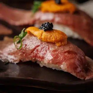 炙り黒毛和牛のうにのせ（1人前2個）