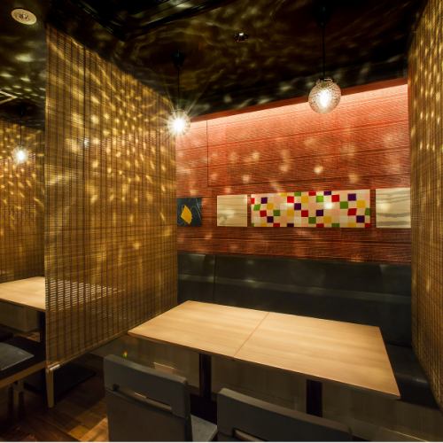 <p>There is no private room, but you can use bamboo blinds to separate the seats! Please feel free to use the semi-private room for a small drinking party!</p>