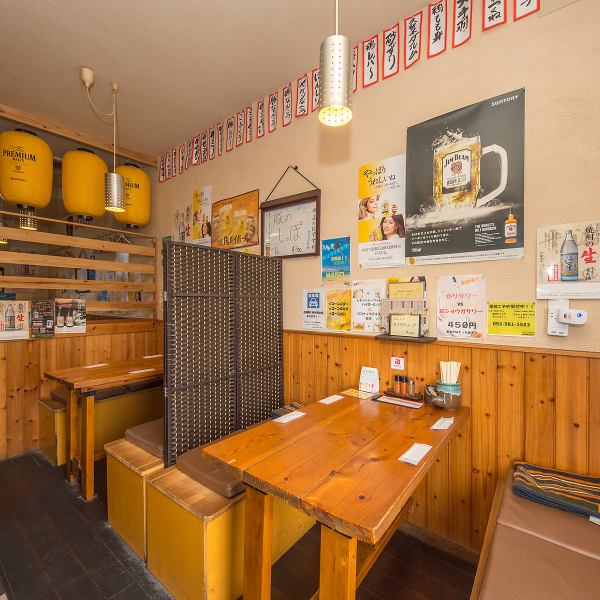 【最大5名様まで◎テーブル席】2名様~最大5名様までご利用頂けるテーブル席は2卓ございます♪木目調の温かみを感じるお席となっておりますので、リラックスしながらお食事をお楽しみ頂けます!女性に嬉しいカクテルやお酒好きにはたまらない焼酎を数多くそろえておりますので、皆様のご来店をお待ちしております☆