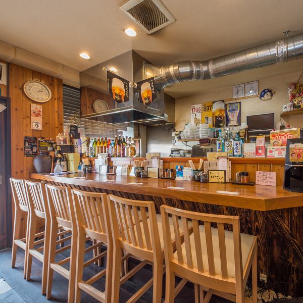 【おひとりさまにも♪カウンター席】おひとりさまやデートにもおすすめのカウンター席がございます◎50種類以上の当店自慢の『久留米焼き鳥』やお酒の取り揃えにも自信がございますので、お仕事帰りの一杯を当店でいかがでしょうか♪アットホームな空間でお食事・晩酌をお楽しみ頂けます!