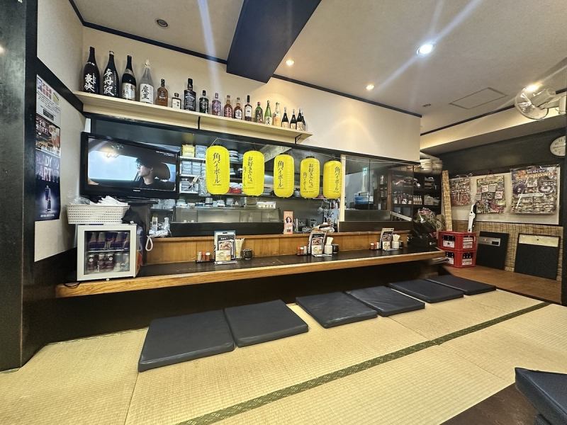 【おひとりさまにも♪カウンター席】おひとりさまやデートにもおすすめのカウンター席がございます◎50種類以上の当店自慢の『久留米焼き鳥』やお酒の取り揃えにも自信がございますので、お仕事帰りの一杯を当店でいかがでしょうか♪アットホームな空間でお食事・晩酌をお楽しみ頂けます！
