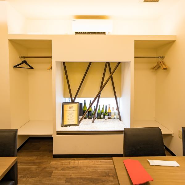 80年前に建てられた風格ある古民家をリノベーションしました。趣深い和の佇まいが、お客様を穏やかな時間へと誘います。扉を開けると木目調のインテリアが目を惹く、隠れ家的な空間が広がっております。ぜひゆったりとお過ごしください。