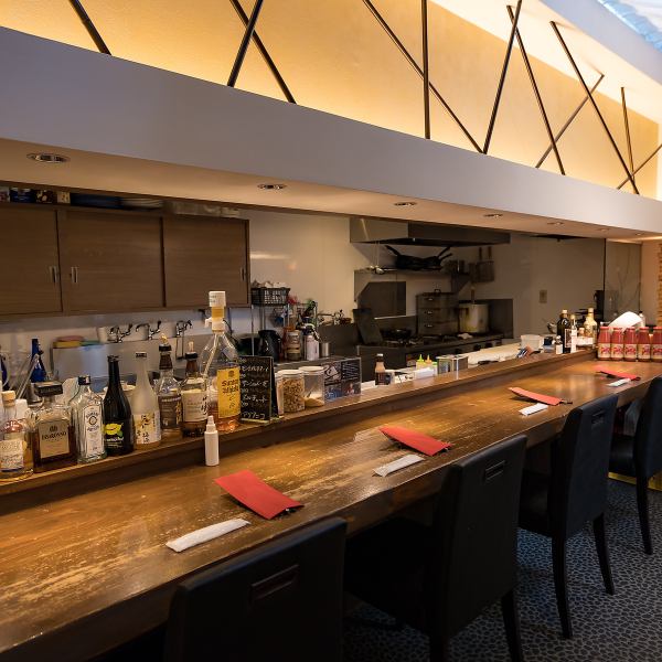 広々とした空間には、お客様がゆったりとお過ごしいただけるよう、多彩な席をご用意しております。目の前で調理の様子を眺められるオープンキッチンのカウンター席、ゆとりのあるテーブル席があり、シーンに応じてお選びいただけます。