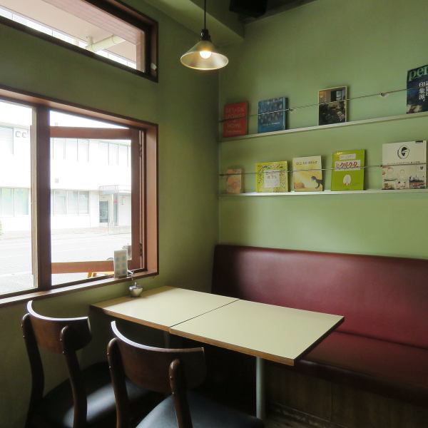 Inside the store with antique furniture.Interior magazines and novels are displayed on the mint green wall, and you can browse them freely.You can have lunch with friends, family, guests with children, and of course, you can spend a relaxing time alone.