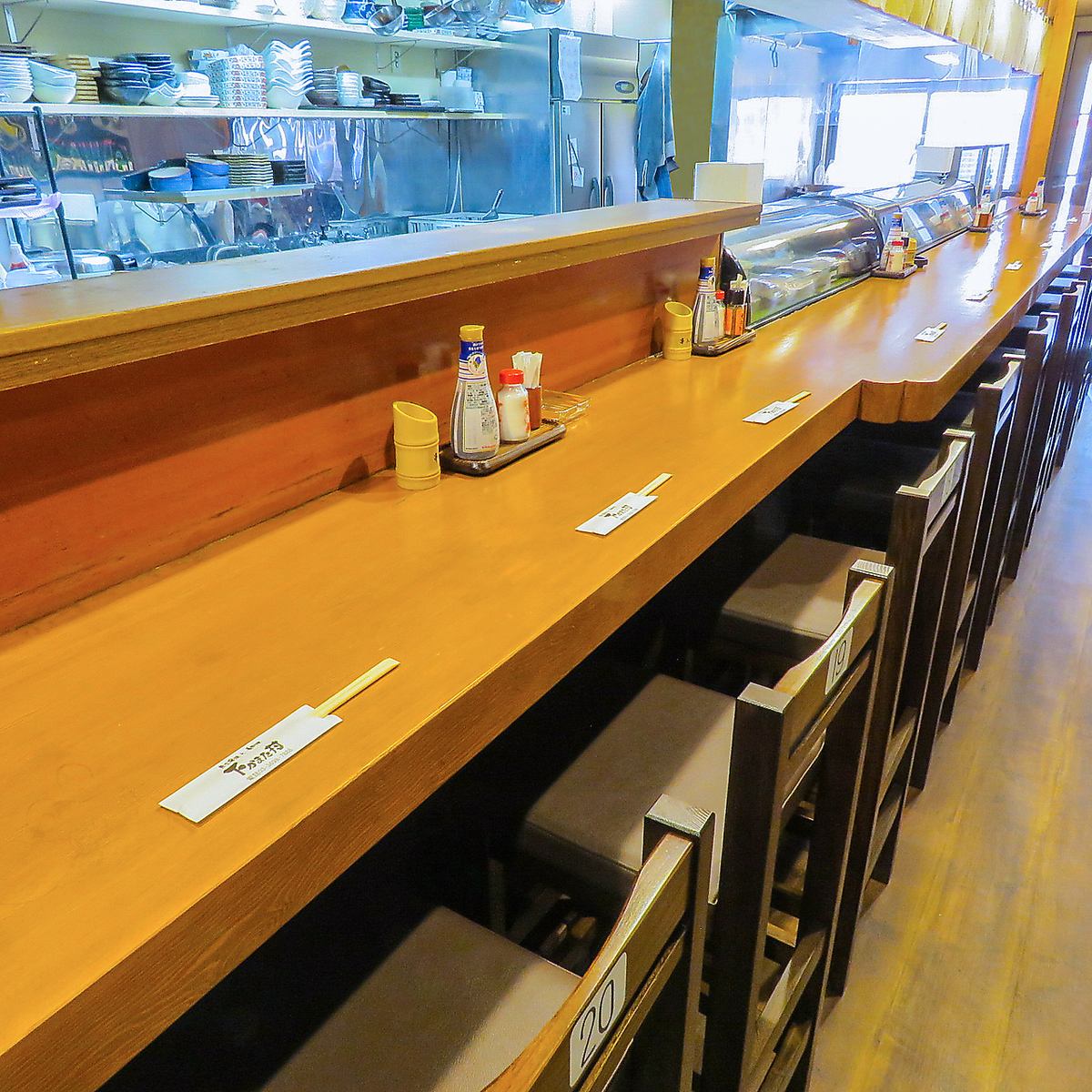 Counter seats where you can easily enjoy a quick drink on your way home from work!