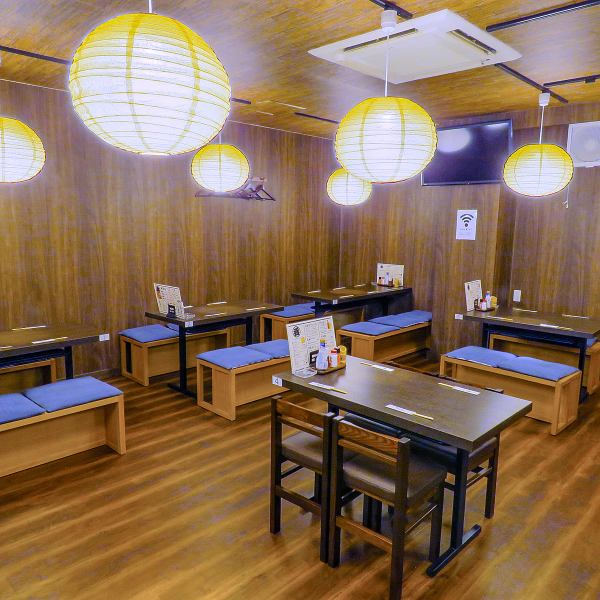 If you are a group of 2 to 4 people, please go to the table seat! Each seat is spacious and it seems like you will fall asleep unintentionally.The table is spacious and you can order a lot of dishes and drinks!