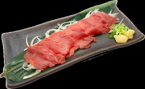 やわらかく鉄分も豊富　馬刺し