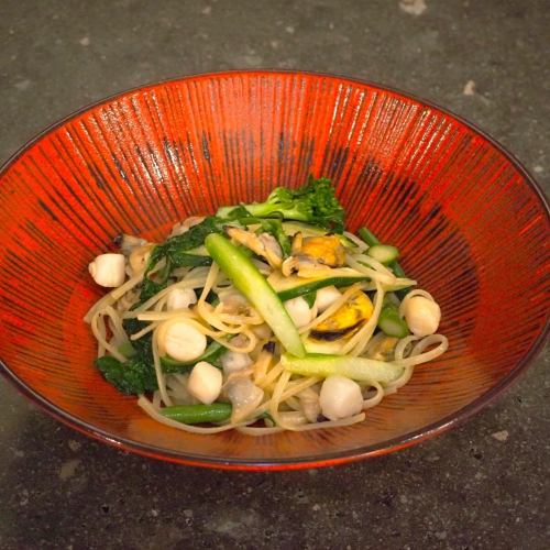 반지 쌀 조개류와 제철의 소스