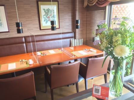 ＢＣテーブルを繋いだ場合は 9名様着席できます