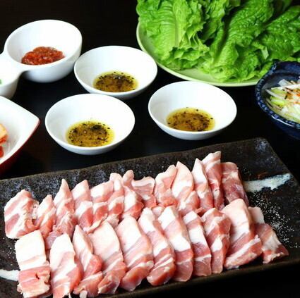 サムギョプサル等、毎日仕入れた新鮮な肉を使った本格韓国料理