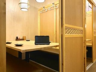 お客様にぴったりのお席でご案内します♪落ち着いた雰囲気かつオシャレな店内の当店は接待、デート、合コン、女子会、各種ご宴会、シーンを選ばずご利用いただけます♪(町田 個室 刺身 海鮮 焼き鳥 串焼き 信玄どり飲み放題 日本酒 貸切 接待 宴会 女子会 誕生日)