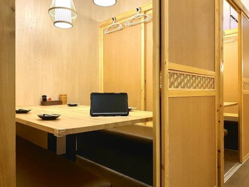 お客様にぴったりのお席でご案内します♪落ち着いた雰囲気かつオシャレな店内の当店は接待、デート、合コン、女子会、各種ご宴会、シーンを選ばずご利用いただけます♪(町田 個室 刺身 海鮮 焼き鳥 串焼き 信玄どり飲み放題 日本酒 貸切 接待 宴会 女子会 誕生日)